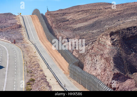 Die neuen Grenzzaun zwischen Israel (Negev-Wüste) und Ägypten (Sinai-Wüste) mit dem Schutz der Grenze Kolonnenweg Stockfoto