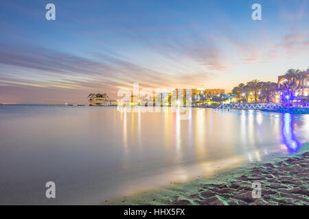 Sonnenuntergang und blaue Stunde im Hafen von Eilat am Roten Meer Golf von Aqaba.  Eilat ist Israels größte Urlaub Resort an der Grenze zwischen dem Roten Meer und Neg Stockfoto