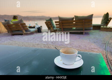 Konzept-Bild: bei einer Tasse Cappuccino am Morgen Kaffee auf Eilat, Israel Beach Resort am Roten Meer Stockfoto