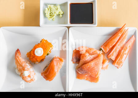 Sushi ein Sashimi in weiße Schale Stockfoto