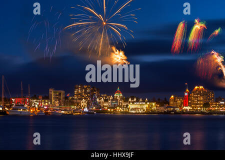 Kanadas 150 Jahr Geburtstag Feier Feuerwerk an Silvester Eve2016-Victoria, British Columbia, Kanada. Hinweis-Digital Composite. Stockfoto