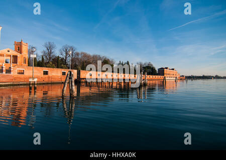 Ein Gebäude von San Servolo reflektiert Insel im Wasser der Lagune von Venedig. Stockfoto