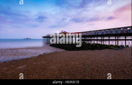 Herne Bay Pier und alten Pier an der Küste von Kent bei Sonnenaufgang Stockfoto