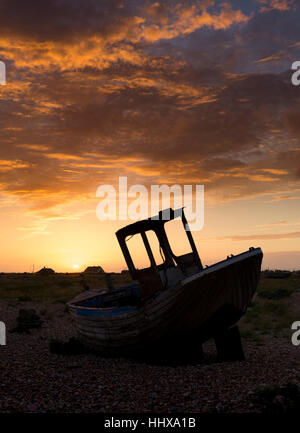 Angelboot/Fischerboot bei Sonnenuntergang, Dungeness, Kent aufgegeben. Stockfoto