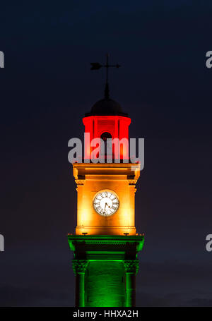 Herne Bay Clocktower bunt beleuchtet in der Abenddämmerung auf der Küste von Kent Stockfoto