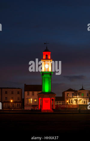 Herne Bay Clocktower bunt beleuchtet in der Abenddämmerung auf der Küste von Kent Stockfoto