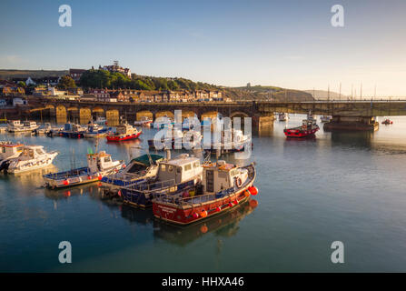 Angelboote/Fischerboote im Hafen von Folkestone bei Sonnenaufgang, Kent. Stockfoto