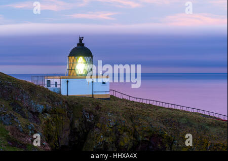 St. Abbs Head Leuchtturm in der Dämmerung, Berwickshire, Schottland Stockfoto