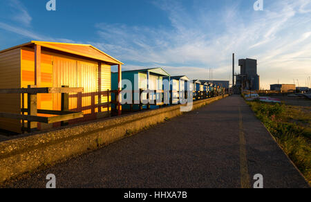 Strandhütten an Whitstable Strandpromenade, Kent. Stockfoto