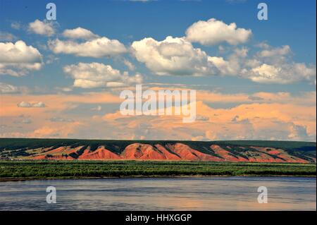 Blumen in den Fenstern. Blumen schmücken die Fenster der Häuser. Sie sind hell, bunt seine Schönheit zu bewundern. Angenehm für die Augen. Stockfoto