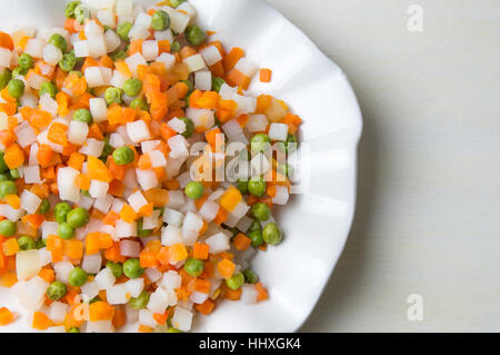 Gekochtes Gemüse auf einem Teller für die Herstellung von Salat Stockfoto