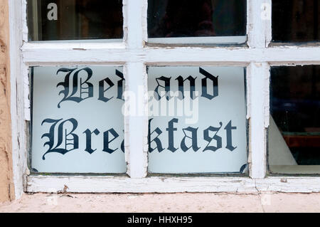 Bed &amp; Breakfast Schild Schilder in Marshfield, England, UK Stockfoto