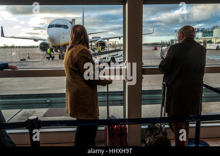 Passagiere, die darauf warten, Board-Flugzeuge am Flughafen Bristol, England, UK Stockfoto