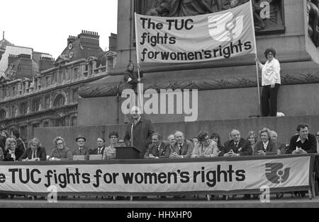 Die Gewerkschaft-Kongreß halten eine Kundgebung auf dem Trafalgar Square, London, zur Unterstützung internationaler Frauentag-Jahr. Die Demonstration folgte einen Marsch von etwa 6.000 Menschen, hauptsächlich Frauen. Stockfoto