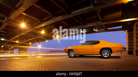 69 Pontiac GTO unter der Brücke stehen. Stockfoto