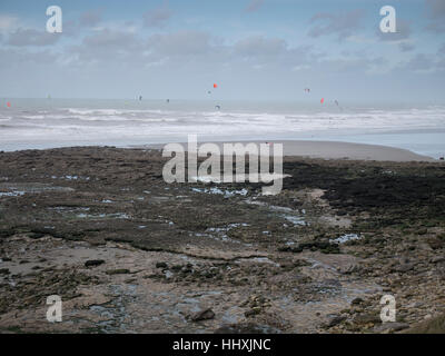 Eine Menge von Kite Surfer Herde sammeln in der Nähe von Wimereux, in der Nähe von Calais, Nordfrankreich, starke Winde nutzen Stockfoto