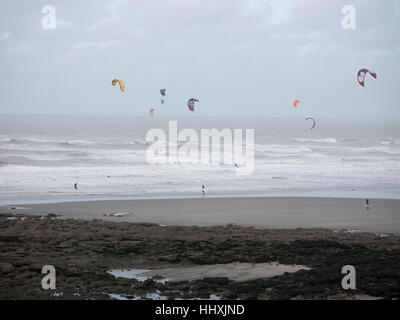 Eine Menge von Kite Surfer Herde sammeln in der Nähe von Wimereux, in der Nähe von Calais, Nordfrankreich, starke Winde nutzen Stockfoto