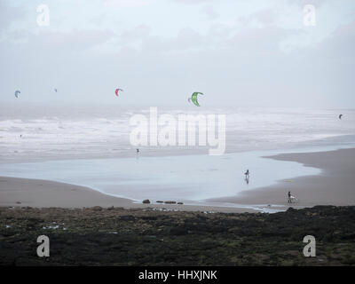 Eine Menge von Kite Surfer Herde sammeln in der Nähe von Wimereux, in der Nähe von Calais, Nordfrankreich, starke Winde nutzen Stockfoto