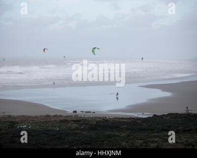 Eine Menge von Kite Surfer Herde sammeln in der Nähe von Wimereux, in der Nähe von Calais, Nordfrankreich, starke Winde nutzen Stockfoto