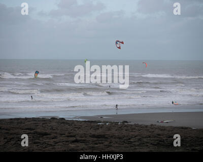 Eine Menge von Kite Surfer Herde sammeln in der Nähe von Wimereux, in der Nähe von Calais, Nordfrankreich, starke Winde nutzen Stockfoto