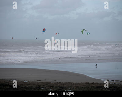 Eine Menge von Kite Surfer Herde sammeln in der Nähe von Wimereux, in der Nähe von Calais, Nordfrankreich, starke Winde nutzen Stockfoto