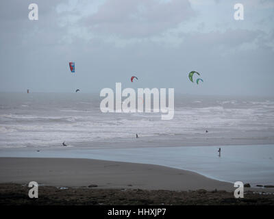 Eine Menge von Kite Surfer Herde sammeln in der Nähe von Wimereux, in der Nähe von Calais, Nordfrankreich, starke Winde nutzen Stockfoto