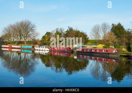 Schmalboote auf dem Fluss Lea im Winter in der Nähe von Upper Clapton, Nordosten von London, Großbritannien Stockfoto