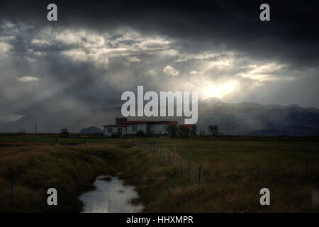 Island bauen Sonne strahlt Schneeberge Stockfoto