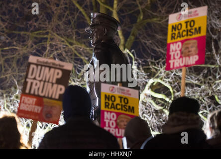 Plakate mit einer Statue des Presdient Eisenhower während einer Demonstration gegen uns Präsident Donald Trump außerhalb der US-Botschaft am Grosvenor Square in London. Stockfoto