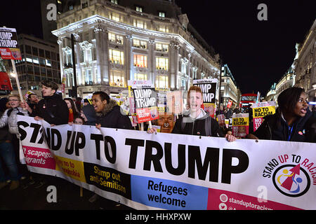 Eine Demonstration gegen US-Präsident Donald Trump findet in Oxford Circus, London statt. Stockfoto