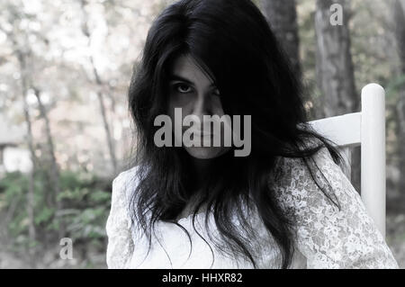 Teenager-Mädchen mit einem verrückten Blick in die Kamera schaut Stockfoto