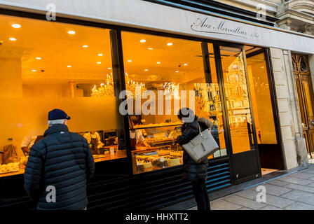 Paris, Frankreich, Menschen suchen in Französisch Bäckerei Shop Frontscheibe,, 'Aux Merveilleux de Fred", im Quartier Latin, Mutualité Bereich Pâtisserie Gebäck Stockfoto