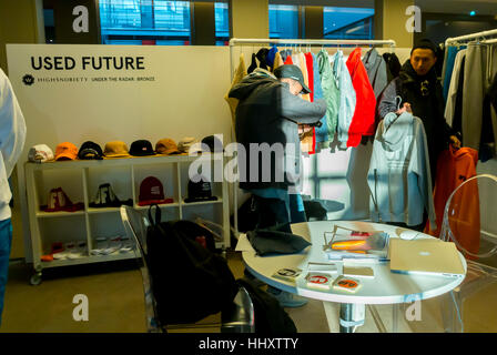 Paris, Frankreich, Internationale Herrenmode-Messe, unabhängige Labels „Paris Men's AW17“, Capsule Show, im Quartier Latin, Maison de la Mutualité, Ausstellung „Used Future“-Kleidung in Anzügen Stockfoto