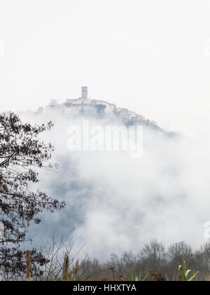 Motovun Altstadt in Istrien in Kroatien Spitze über dem Nebel Wolken arty Stickansicht vertikale Fernblick Landschaft Stockfoto