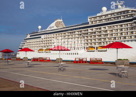 Tabelle Sonnenschirme und eine Kreuzfahrt Schiff im Hafen von San Diego. San Diego, Kalifornien. Stockfoto