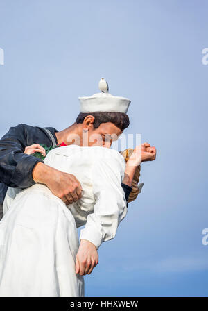 Nahaufnahme der bedingungslosen Kapitulation Statue im Hafen von Thunfisch in der Innenstadt von San Diego, Kalifornien. Stockfoto