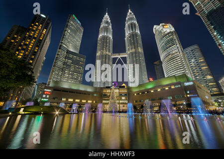 Weihnachtsdekoration 2016 im KLCC von Lake Symphony Water Fountain Show in der Abenddämmerung Stockfoto