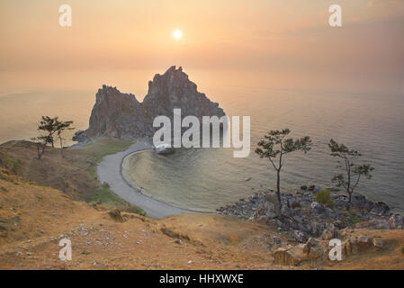 Der Baikalsee, Blick auf Kap Burchan und Schamanen Rock, Olchon. Stockfoto
