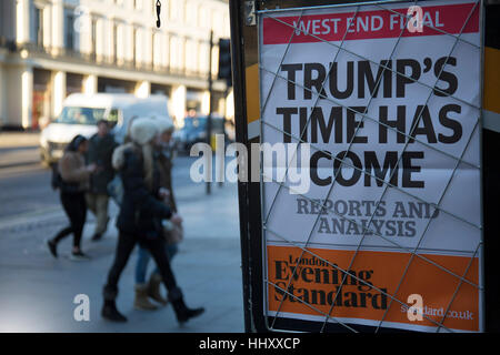 Als der 45. US Präsident wird in den USA, die Schlagzeile auf der Evening Standard Zeitung liest, dass Trumpf Zeit in London, England, United Kingdom am 20. Januar 2017 ist eingeweiht. Präsident Donald Trump übernimmt als Oberbefehlshaber an diesem Tag, und ist eine der größten Überraschungen und Schocks in politische Nachrichten Geschichte. Stockfoto