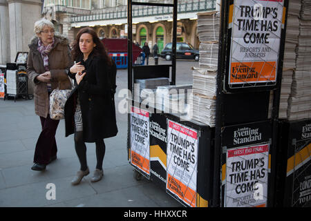 Als der 45. US Präsident wird in den USA, die Schlagzeile auf der Evening Standard Zeitung liest, dass Trumpf Zeit in London, England, United Kingdom am 20. Januar 2017 ist eingeweiht. Präsident Donald Trump übernimmt als Oberbefehlshaber an diesem Tag, und ist eine der größten Überraschungen und Schocks in politische Nachrichten Geschichte. Stockfoto