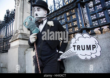 Als 45. US Präsident wird eingeweiht, in den USA, eine Pantomime gekleidet wie Charlie Chaplin außerhalb des Parlaments mit einem Witz Trump Karikatur Furz aus Protest gegen den neuen Präsidenten am 20. Januar 2017 in London, England, Vereinigtes Königreich steht. Präsident Donald Trump übernimmt als Oberbefehlshaber an diesem Tag, und ist eine der größten Überraschungen und Schocks in politische Nachrichten Geschichte. Stockfoto