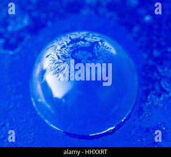 Gefrorene Seifenblase auf blauem Hintergrund Stockfoto