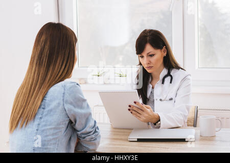 Ärztin und Patientin. Leseergebnisse. Stockfoto