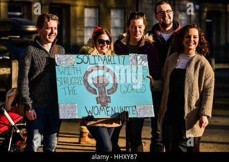 Demonstranten tragen Plakate in Bristol an einer Demonstration der Frauenrechte im Zuge des Wahlergebnisses US zu fördern. Stockfoto