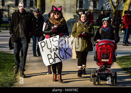 EDS Hinweis Sprache Demonstranten tragen Plakate in Bristol an einer Demonstration der Frauenrechte im Zuge des Wahlergebnisses US zu fördern. Stockfoto