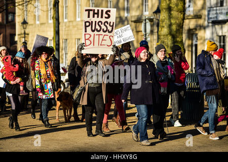 EDS Hinweis Sprache Demonstranten tragen Plakate in Bristol an einer Demonstration der Frauenrechte im Zuge des Wahlergebnisses US zu fördern. Stockfoto