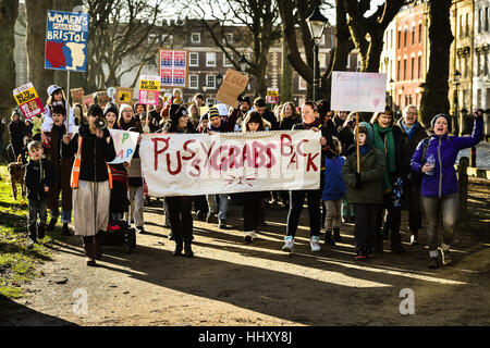 EDS Hinweis Sprache Demonstranten tragen Plakate in Bristol an einer Demonstration der Frauenrechte im Zuge des Wahlergebnisses US zu fördern. Stockfoto