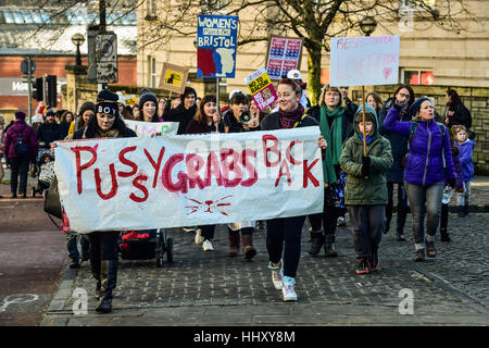 EDS Hinweis Sprache Demonstranten tragen Plakate in Bristol an einer Demonstration der Frauenrechte im Zuge des Wahlergebnisses US zu fördern. Stockfoto