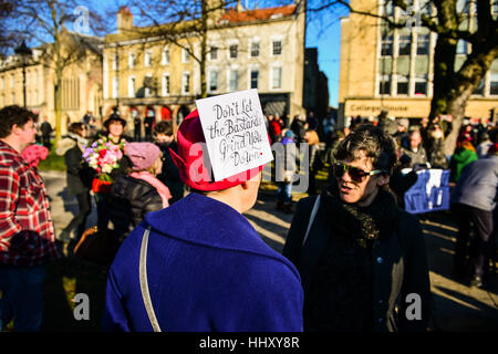 EDS Hinweis Sprache Demonstranten tragen Plakate in Bristol an einer Demonstration der Frauenrechte im Zuge des Wahlergebnisses US zu fördern. Stockfoto