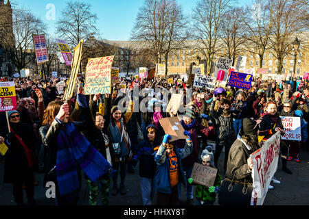 Demonstranten tragen Plakate in Bristol an einer Demonstration der Frauenrechte im Zuge des Wahlergebnisses US zu fördern. Stockfoto